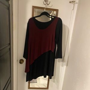 Sympli Bi-level top. Burgundy and black.